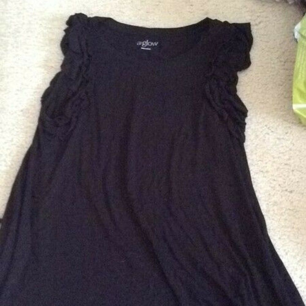 A glow black ruffled tee small